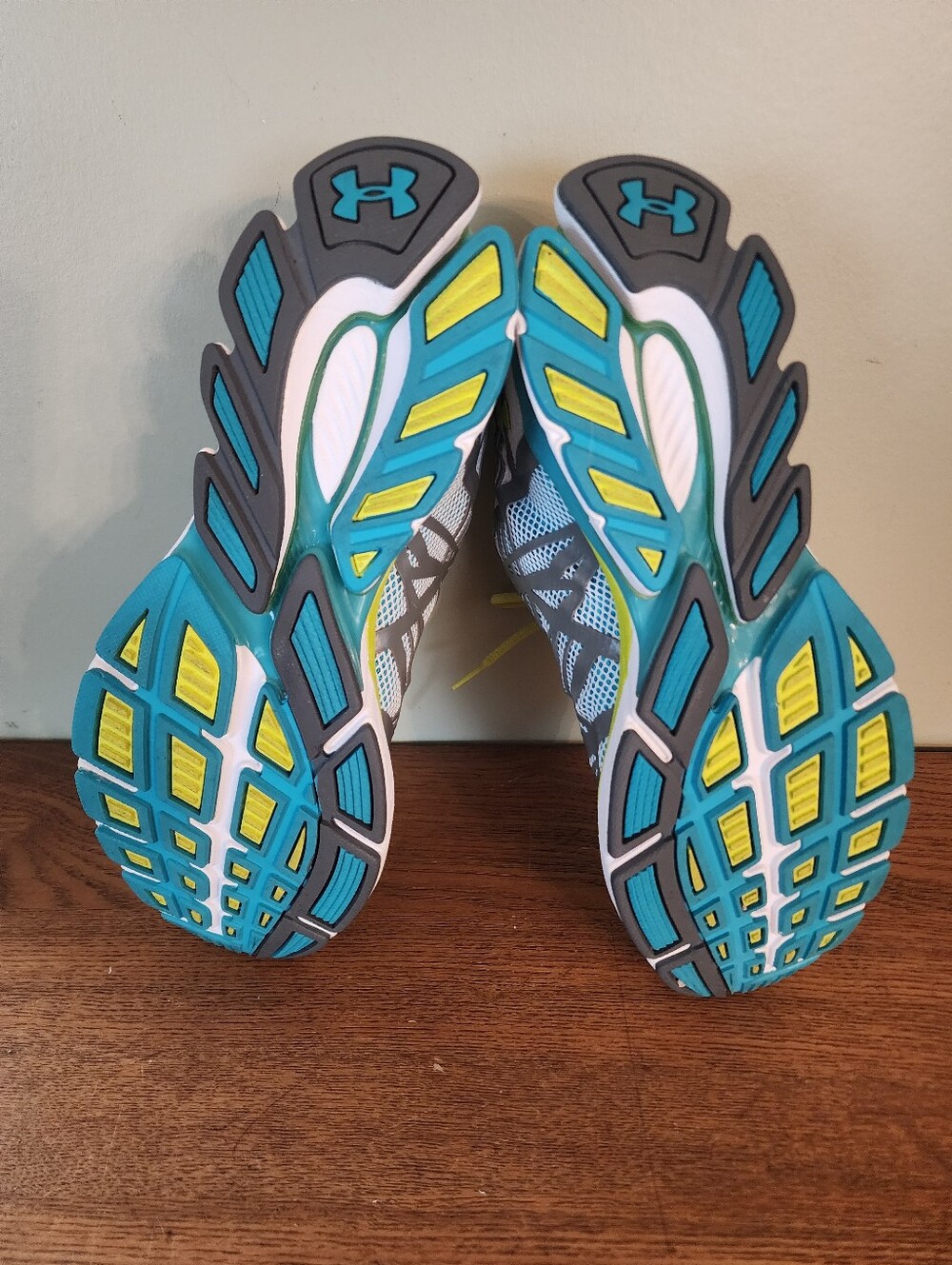 Women's Under Armor Run Sz 9 Running Shoes - Picture 5 of 8